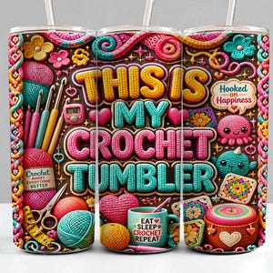 Könnte beinhalten: Ein zylindrischer Becher mit einem lebendigen, strukturierten Häkel-Design. Der Text lautet THIS IS MY CROCHET TUMBLER, Hooked on Happiness, Crochet Makes Everything Better und Eat Sleep Crochet Repeat. Er zeigt Garnknäuel, Häkelnadeln und kleine Stofftiere.