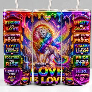 Könnte beinhalten: Ein zylindrischer Becher mit einem regenbogenfarbenen geflügelten Löwen in der Mitte. Das Design enthält Texte wie STRONG IN LOVE, KINDNESS IS MY POWER, LOVE KNOWS NO LIMITS, TOGETHER WE RISE, EQUALITY FOR ALL und LOVE IS LOVE.