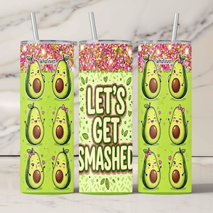 Puede incluir: Tres vasos de acero inoxidable con pajitas. Cada vaso presenta un fondo verde con aguacates de dibujos animados y el texto "Let's Get Smashed". La parte superior de cada vaso tiene un diseño de purpurina rosa y la palabra "Whatever".