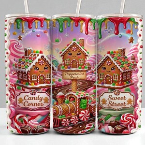 Könnte beinhalten: Ein zylindrischer Becher mit einem Lebkuchenhaus-Motiv und rotem sowie grünem Zuckerguss-Tropf-Design am oberen Rand. Das Motiv zeigt Lebkuchenhäuser, einen Bonbon-Zug und die Schriftzüge Candy Corner, Peppermint Peak und Sweet Street.