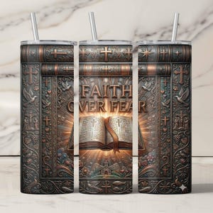 Könnte beinhalten: Ein Edelstahlbecher mit detailliertem religiösen Design. Der Becher zeigt die Worte "FAITH OVER FEAR" über einem offenen Buch mit einem Kreuz. Das Design umfasst Kreuze, Tauben und andere religiöse Symbole. Er hat einen silbernen Strohhalm und eine dunkelbronze Farbe.