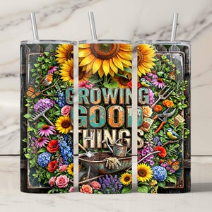 Könnte beinhalten: Ein Edelstahlbecher mit einem farbenfrohen Gartenmotiv. Der Becher zeigt Sonnenblumen, Schmetterlinge und Gartengeräte mit dem Text "Growing Good Things". Enthält einen silbernen Strohhalm.