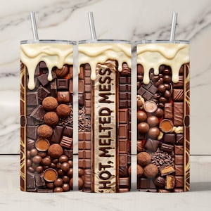 Könnte beinhalten: Ein Edelstahlbecher mit einem Schokoladen-Design. Der Becher zeigt eine Vielzahl von Pralinen, Trüffeln und Schokoriegeln, mit einem weißen Schokoladen-Guss-Effekt oben. Der Text "HOT, MELTED MESS" ist vertikal dargestellt.