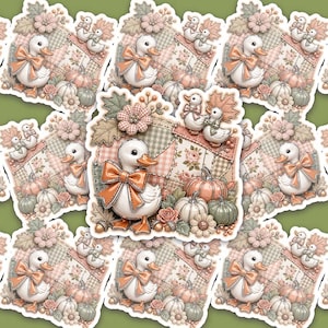 Könnte beinhalten: Ein sich wiederholendes Aufklebermuster mit einer weißen Ente mit orangefarbener Schleife, umgeben von Kürbissen, Herbstblättern und Blumen vor einem Patchwork-Hintergrund aus karierten und floralen Stoffmustern in sanften Pfirsich-, Grün- und Cremetönen.