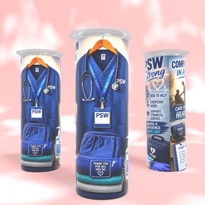 Könnte beinhalten: Drei zylindrische Becher mit einem blauen Kasack auf einem Kleiderbügel, einem Stethoskop, einem PSW-Ausweis und gefalteter Arbeitskleidung mit einem Etikett, das Thank You For All You Do liest. Das Design enthält Texte wie PSW Strong und Care With Heart.