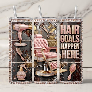 以下が含まれることがあります： ヘアスタイリングツール、理髪店の椅子、そして「HAIR GOALS HAPPEN HERE」のテキストを特徴とするデザインの装飾タンブラー。 デザインにはピンクとゴールドのアクセント、ラインストーンのボーダー、シルバーのストローが含まれています。