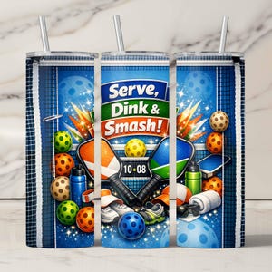 Könnte beinhalten: Ein Edelstahlbecher mit einem Design mit Pickleball-Ausrüstung und dem Text "Serve, Dink & Smash!". Das Design umfasst Pickleballs, Schläger und Sportzubehör in einer lebendigen Illustration.