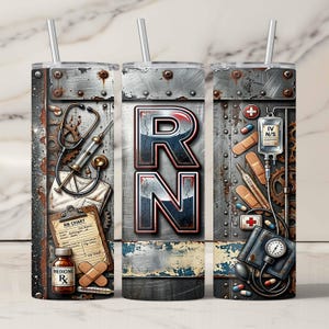 Könnte beinhalten: Ein Edelstahlbecher mit Metalldesign und den Buchstaben "RN" in der Mitte. Der Becher zeigt medizinische Grafiken, darunter ein Stethoskop, eine Spritze, einen IV-Beutel und ein Blutdruckmessgerät.