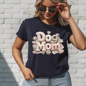 Image PNG sublimée « Maman de chien » | Motif patchwork de lettres rembourrées | Graphisme mignon pastel pour t-shirt « Maman de chien »