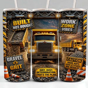Op de afbeelding: Een gele beker met een bouwthema met dumper trucks, grind en de tekst "Built Not Bought", "Work Zone Vibes" en "Gravel & Grit". Het ontwerp bevat waarschuwingsborden en de zin "Dirt. Dust. Determination. That's the Plan."
