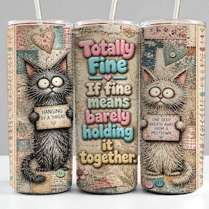Könnte beinhalten: Ein zylindrischer Becher mit Strohhalm, verziert mit einem Patchwork-Muster, zwei Katzen mit großen Augen, die Schilder halten, und dem Text: Totally Fine If fine means barely holding it together. Das Schild der linken Katze zeigt: HANGING BY A THREAD.