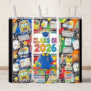 Könnte beinhalten: Drei Edelstahlbecher mit Strohhalmen, verziert mit einem farbenfrohen Design für die Klasse 2026. Das Design umfasst schulbezogene Grafiken, Text und eine Abschlusskappe. Die Becher sind mit den Worten "Kindergarten Rockstar!" und "Ready for 1st Grade!" verziert.