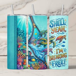Könnte beinhalten: Drei Edelstahlbecher mit Strohhalmen. Die Designs umfassen ein tealfarbenes Denim-Muster mit Korallen, einen Reißverschluss, der Meeresschildkröten zeigt, und einen Becher mit dem Text "SHELL YEAH, I'M BREAKING FREE!"