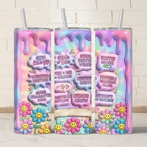 Könnte beinhalten: Ein 590 ml Becher mit einem farbenfrohen Design. Er zeigt Pastellfarben, tropfende Farbe und Textblasen mit Sätzen wie "BFF Energy" und "Ride or Die". Das Design beinhaltet lächelnde Blumengrafiken.
