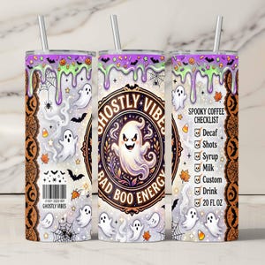 Könnte beinhalten: Ein Halloween-Becher mit Strohhalm, der ein gruseliges Geisterdesign zeigt. Der Becher hat einen lila Deckel mit tropfendem grünem Schleim, Geistern, Fledermäusen und dem Text "Ghostly Vibes". Er enthält eine "Spooky Coffee Checklist".
