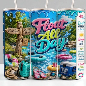 Peut inclure: Ensemble de trois gobelets en acier inoxydable sur le thème de la flottaison en rivière. Le design comprend le texte "Float All Day" en lettres colorées, ainsi que des images de bouées, d'une glacière et d'un panneau en bois. Les gobelets ont une paille.
