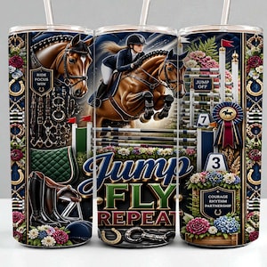 Könnte beinhalten: Drei isolierte Edelstahlbecher mit einem Pferdesport-Thema. Das Design zeigt einen Reiter und ein Pferd beim Springen über einen Zaun, mit den Worten "Jump, Fly, Repeat". Die Becher sind mit Bildern von Pferden und Reitstiefeln verziert.