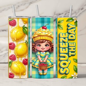 Könnte beinhalten: Drei Edelstahlbecher mit Strohhalmen. Der erste hat Zitronen und Himbeeren auf gelbem Grund. Der zweite zeigt ein Cartoon-Mädchen mit einem Cupcake-Hut. Der dritte hat den Text "Squeeze the Day".