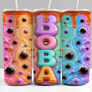 Könnte beinhalten: Ein zylindrischer Becher mit einem farbenfrohen Farbverlaufshintergrund und einem 3D-Bubble-Tea-Motiv. Das Wort BOBA ist vertikal in großen, glänzenden, bunten Buchstaben geschrieben. Dunkelbraune Boba-Perlen und orangefarbene Flüssigkeitstropfen zieren den oberen Rand.