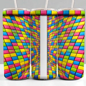 Könnte beinhalten: Drei bunte Becher mit einem lebendigen, geometrischen Design. Das Muster zeigt eine sich wiederholende Anordnung von mehrfarbigen Quadraten in Rosa, Gelb, Blau und Grün. Jeder Becher hat einen Strohhalm.