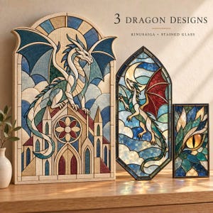Puede incluir: Tres paneles decorativos con diseños de dragones en estilo vidriera. El panel más grande muestra un dragón sobre una catedral, el mediano es un arco apuntado con un dragón y la luna, y el más pequeño es un primer plano de un ojo de dragón.