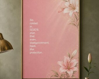 Puede incluir: Un cuadro decorativo rectangular con fondo rosa empolvado y texto en blanco que dice: So. rooted. in. GOD'S. plan. that. even. disappointment. feels. like. protection. La lámina incluye delicadas ilustraciones de lirios de color rosa claro.