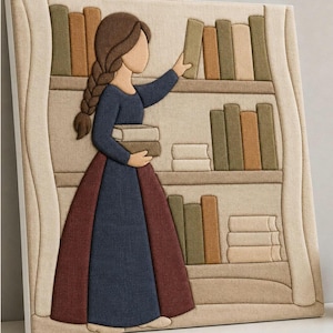 Puede incluir: Una pieza de arte mural de tela que muestra a una persona con peinado trenzado casta&ntilde;o y vestido azul oscuro, frente a una estanter&iacute;a. La persona alcanza un libro en un estante lleno de varios libros en tonos verdes, beige y marrones.