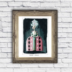 Könnte beinhalten: Ein Kunstdruck in einem goldenen, verzierten Rahmen. Das Kunstwerk zeigt eine stilisierte Figur in einem rosa-grünen Rautenmusterkleid und einer hellblauen Perücke. Der Text "Madame Chaussette" befindet sich am unteren Rand des Drucks.