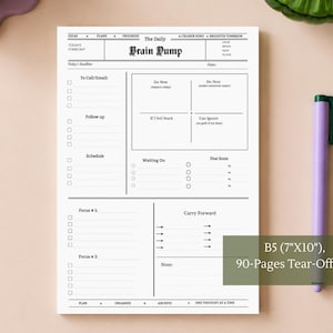 Peut inclure: Un bloc-notes détachable quotidien blanc format B5 17,8x25,4 cm avec du texte et des lignes noirs. L'en-tête indique The Daily Brain Dump. Les sections incluent To Call/Email, Follow up, Schedule, Focus 1 et 2, une matrice, Waiting On, Due Soon et Carry Forward.
