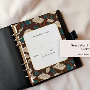 Pode incluir: Uma agenda de argolas preta com uma página castanho-escura com um padrão de livros abertos, penas e formas azul-petróleo. A etiqueta branca central diz: This Study Planner Belongs to, Semester, Year, Your semester. You rules. Your Plan.