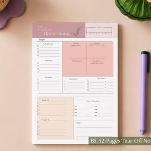 Pode incluir: Um bloco de notas destacável B5 de 52 páginas com um cabeçalho malva intitulado Today's Brain Dump. O layout inclui seções para To Call/Email, Follow up, Schedule, uma matriz de prioridade de quatro quadrantes, Waiting On, Due Soon e Focus.