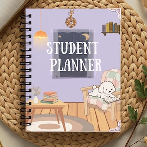Puede incluir: Una agenda estudiantil de espiral con una cubierta de color morado claro que muestra una habitación acogedora de noche. El diseño incluye una ventana, una silla de madera con un perro blanco leyendo un libro, una mesa con libros y el texto STUDENT PLANNER.