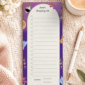 Puede incluir: Un bloc de notas rectangular para la lista de la compra con borde morado y un centro blanco arqueado que incluye el texto 'Jane's Shopping List' y 'Grand Total'. El diseño presenta ilustraciones de frascos de pociones, cristales y setas.