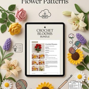 Könnte beinhalten: Ein digitales Tablet zeigt eine Crochet Blooms Bundle PDF-Anleitung mit über 30 detaillierten Häkelblumenmustern. Der Bildschirm zeigt Schritt-für-Schritt-Anleitungen mit Fotos. Um das Tablet herum liegen verschiedene gehäkelte Blumen und Garn.