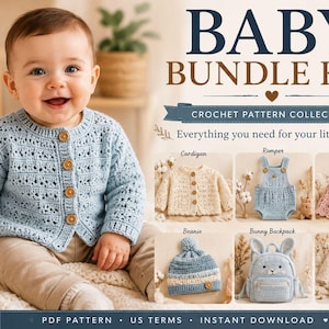 Könnte beinhalten: Eine digitale PDF-Häkelanleitungssammlung mit dem Titel BABY BUNDLE KIT. Das Bild zeigt ein Baby in einer hellblauen, strukturierten Strickjacke mit Holzknöpfen sowie kleine Abbildungen einer cremefarbenen Strickjacke, eines blauen Stramplers, eines rosa Kleids, einer blauen Mütze, eines Hasenrucksacks und eines cremefarbenen Baby-Sets.