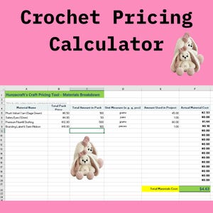 Könnte beinhalten: Eine Tabelle mit dem Titel "Häkelpreisrechner" mit einer Materialaufschlüsselung für Häkelprojekte. Das Bild enthält ein Häkelkaninchen und den Text "Hunzacraft's Craft Pricing Tool - Materials Breakdown."