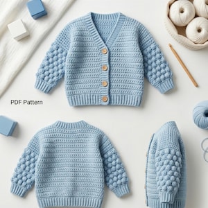 Könnte beinhalten: Eine hellblaue Baby-Strickjacke aus Häkelarbeit mit V-Ausschnitt, vier Holzknöpfen und texturierten Ärmeln mit Noppenmuster. Das Bild zeigt die Vorder-, Rück- und Seitenansicht des Kleidungsstücks, beschriftet als Easy Baby Crochet Cardigan Pattern PDF.