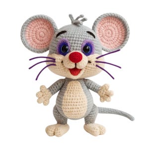 Könnte beinhalten: Gehäkelte Maus Spielzeug mit grauen, cremefarbenen, roten, lila und rosa Details. Die Maus hat große Ohren, eine rote Nase, lila Augen und lange lila Schnurrhaare. Das Spielzeug steht aufrecht mit ausgestreckten Armen und Beinen.