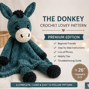 Könnte beinhalten: Ein gehäkeltes Esel-Schmusetuch in Petrol mit schwarzen Hufen und weißer Schnauze, neben dem Text THE DONKEY CROCHET LOVEY PATTERN, PREMIUM EDITION, und einem Kreis mit der Angabe 66 cm Fertiggröße sowie einer Liste der Musterfunktionen.