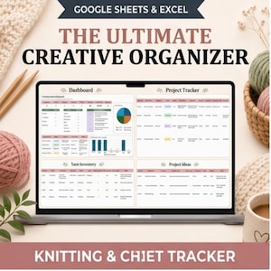 Könnte beinhalten: Ein Laptop zeigt eine Tabelle mit dem Titel "The Ultimate Creative Organizer" für Strickprojekte. Der Bildschirm zeigt ein Dashboard, einen Projekt-Tracker, einen Garnbestand und Projektideen. Stricknadeln, Wollknäuel und eine Tasse befinden sich im Hintergrund.