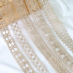 5 Meter 2,3-3cm breit Gold Blumen Mesh Stickerei Spitzenbesatz Band DIY Rock Manschetten Kragen Kleid Kanten dekoratives Accessoire C35U74T250313G