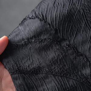 Tessuto jacquard fai da te con motivo a foglia grande in rilievo nero largo 1,3 metri, per cappotto, abito da sera, gonna, camicia, design, materiale per abbigliamento C2U46L241016V