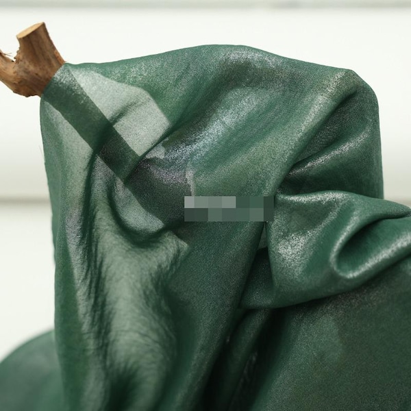 Hangende, semi-transparante donkergroene, glinsterende, zilverkleurige chiffonstof, doorschijnende rok, jurk, overhemd, vest, stof V36KN295P260802V S