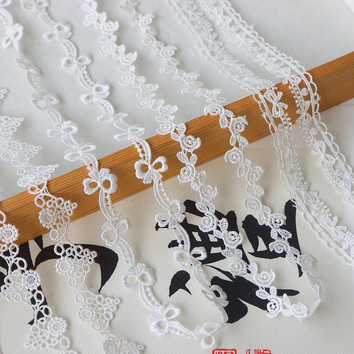 5～10メートル、幅1.1～2.3cmのアイボリーの花柄刺繍生地。レース