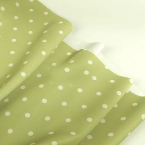 Avocadogroene satijnen stof met witte stippen, glad gedrapeerd, geschikt voor rokken, vesten, jurken, overhemden, ochtendjassen en andere kledingstukken. T17V400P260731C S