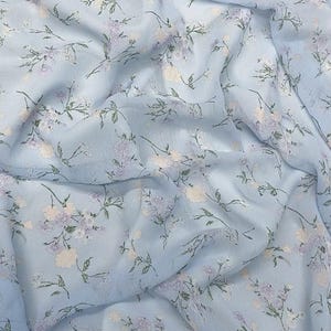 Tessuto stampato in chiffon floreale blu semitrasparente, morbido e fluido, per abiti primaverili ed estivi, materiale di design C23T116C250424V