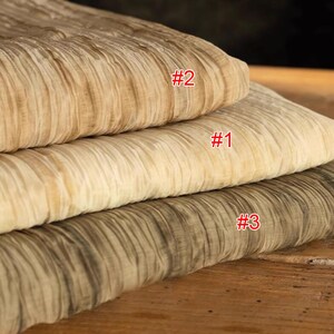 Tessuto tie-dye con texture plissettata beige/cammello, leggermente trasparente, traspirante, fluido, per pantaloni, gonne, camicie, materiale in tessuto T25V80P240328B S