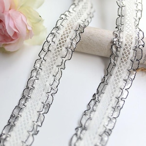 10 Meter 2,5 cm 0,98 "breites schwarz / elfenbein aushöhlendes Netz elastisches Spitzenband DIY Manschetten Röcke Saum Kleid Material Accessoires T21P84C250306V