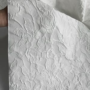 Tessuto in rilievo con motivo jacquard a forma di rosa bianca, larghezza 1,5 metri, fai da te, per giacca, gonna, camicia, abito, pantaloni, design, materiale per abbigliamento Y29C24V241216V