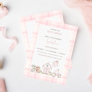 Puede incluir: Dos invitaciones con estampado de cuadros rosas y blancos con el texto "Calling All Party Animals" y "Isabella's First Birthday". Las invitaciones presentan ilustraciones de animales de granja y un tractor. También hay cinta rosa y flores secas.